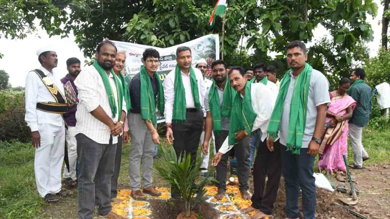 Oil Palm | ఆయిల్ పామ్ సాగుతోనే రైతులకు దీర్ఘకాలిక ఆర్థిక స్థిరత్వం:  జిల్లా కలెక్టర్ రాజర్షి షా..!