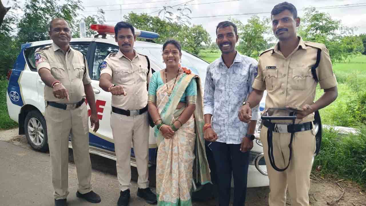 Rakhi pournami | పాపన్నపేటలో ఆత్మీయ దృశ్యం..! బ్లూ కోట్ పోలీసులకు రాఖీ కట్టిన ఓ సోదరి