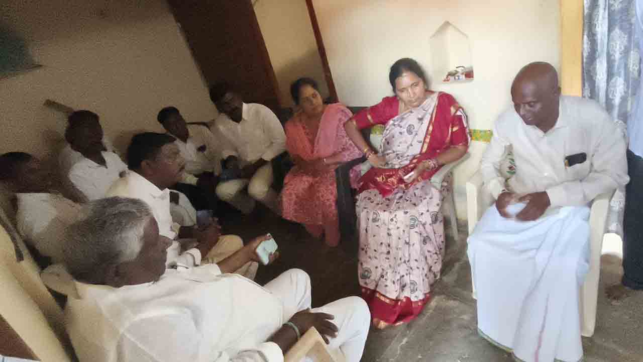 సర్పంచ్ మల్లేశం కుటుంబాన్ని పరామర్శించిన పద్మా దేవేందర్ రెడ్డి
