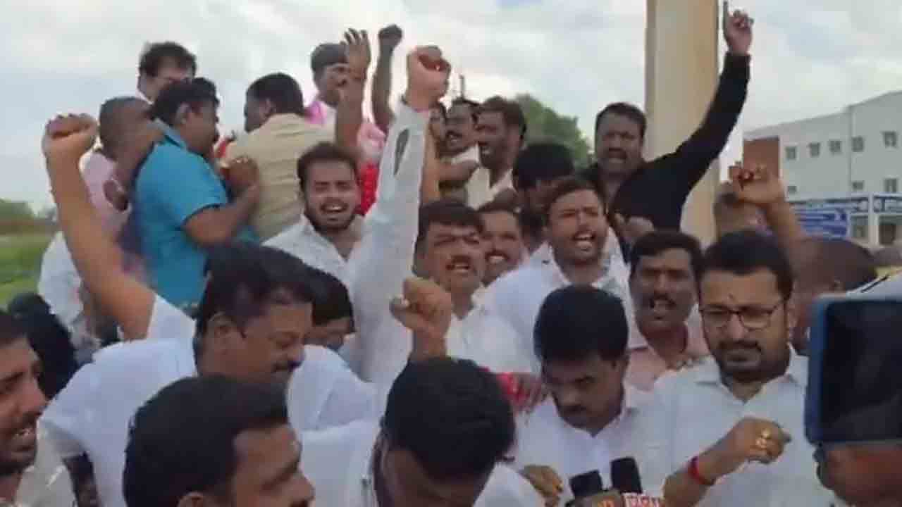 పెద్ది సుదర్శన్‌ రెడ్డి విగ్రహాన్ని ప్రతిష్ఠించిన బీఆర్ఎస్ నాయకులు.. అడ్డుకున్న పోలీసులు : వీడియో