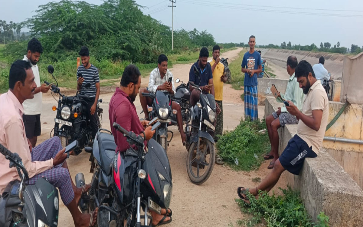 మొరాయిస్తున్న ఫర్టిలైజర్ బుకింగ్ యాప్‌