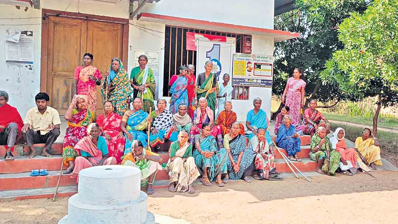 పింఛన్‌ పెంపు లేనట్టే!.. రెండున్నరేండ్లయినా హామీని నిలబెట్టుకోని సర్కార్‌
