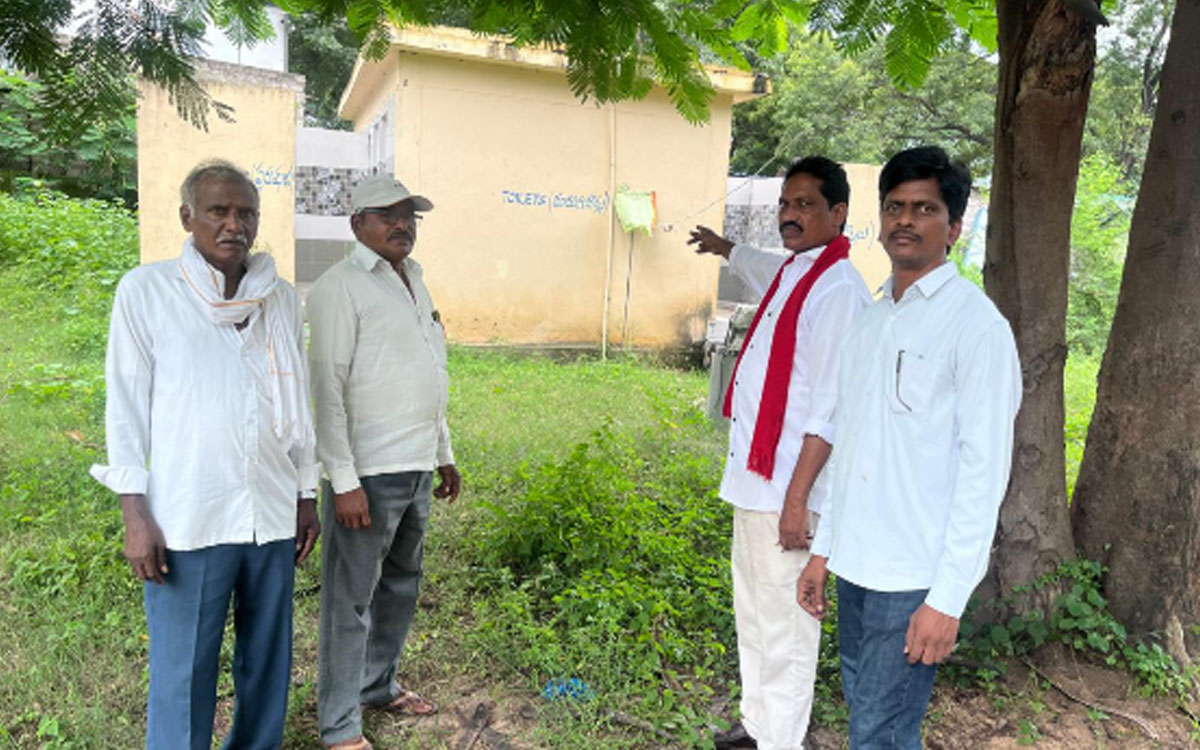 సౌక‌ర్యాల లేమితో నిరుప‌యోగంగా ప్రజా మరుగుదొడ్లు