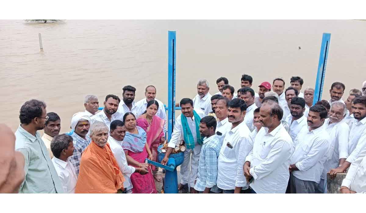 Pocharam project | వానాకాలం పంటలకు పోచారం ప్రాజెక్టు నీటి విడుదల