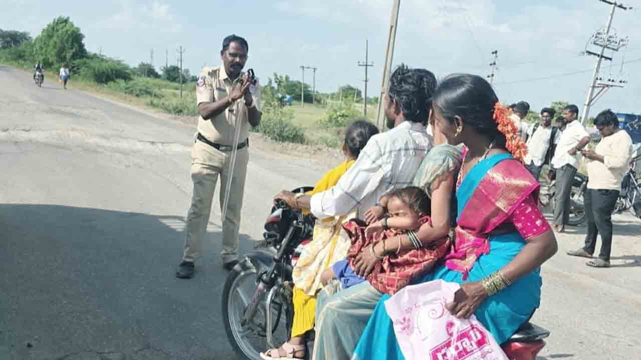 Utkoor | బైక్‌పై ఇంతమందా?.. ట్రాఫిక్ రూల్స్ పాటించాలని దండం పెట్టి వేడుకున్న పోలీస్..!