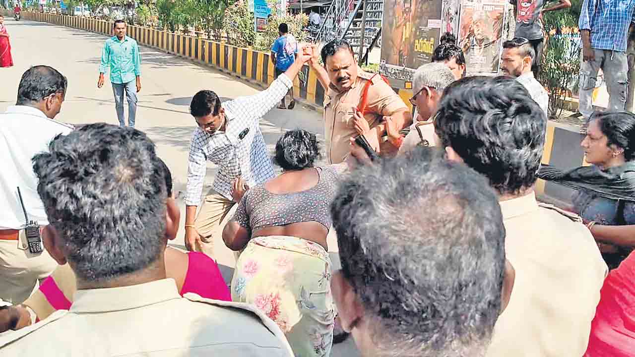 సామాన్యులపై పోలీస్‌ జులుం.. తమ్ముడిపై కోపం.. అక్కపై ప్రతాపం