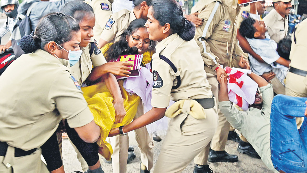 పాలిటెక్నిక్‌ ఆందోళనలు ఉధృతం