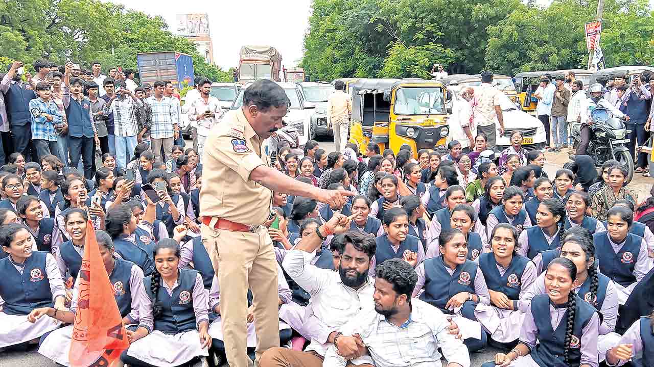 సిల్‌ యూనివర్సిటీలో విలీనం చేయద్దు