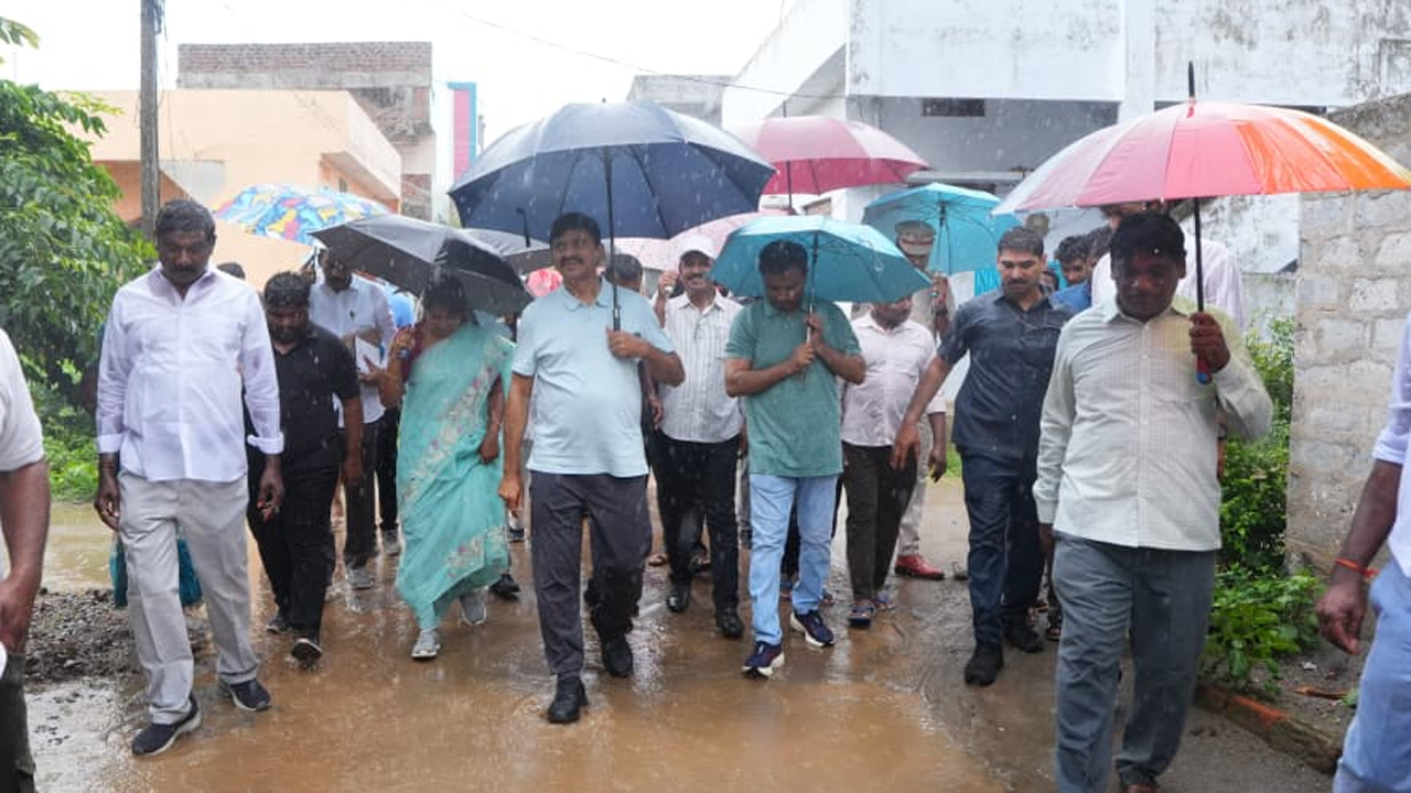 Ponguleti Srinivasa Reddy | మంత్రి పొంగులేటి ఎదుట సమస్యల ఏకరువు.. ఇందిరమ్మ కాలనీవాసుల ఆవేదన