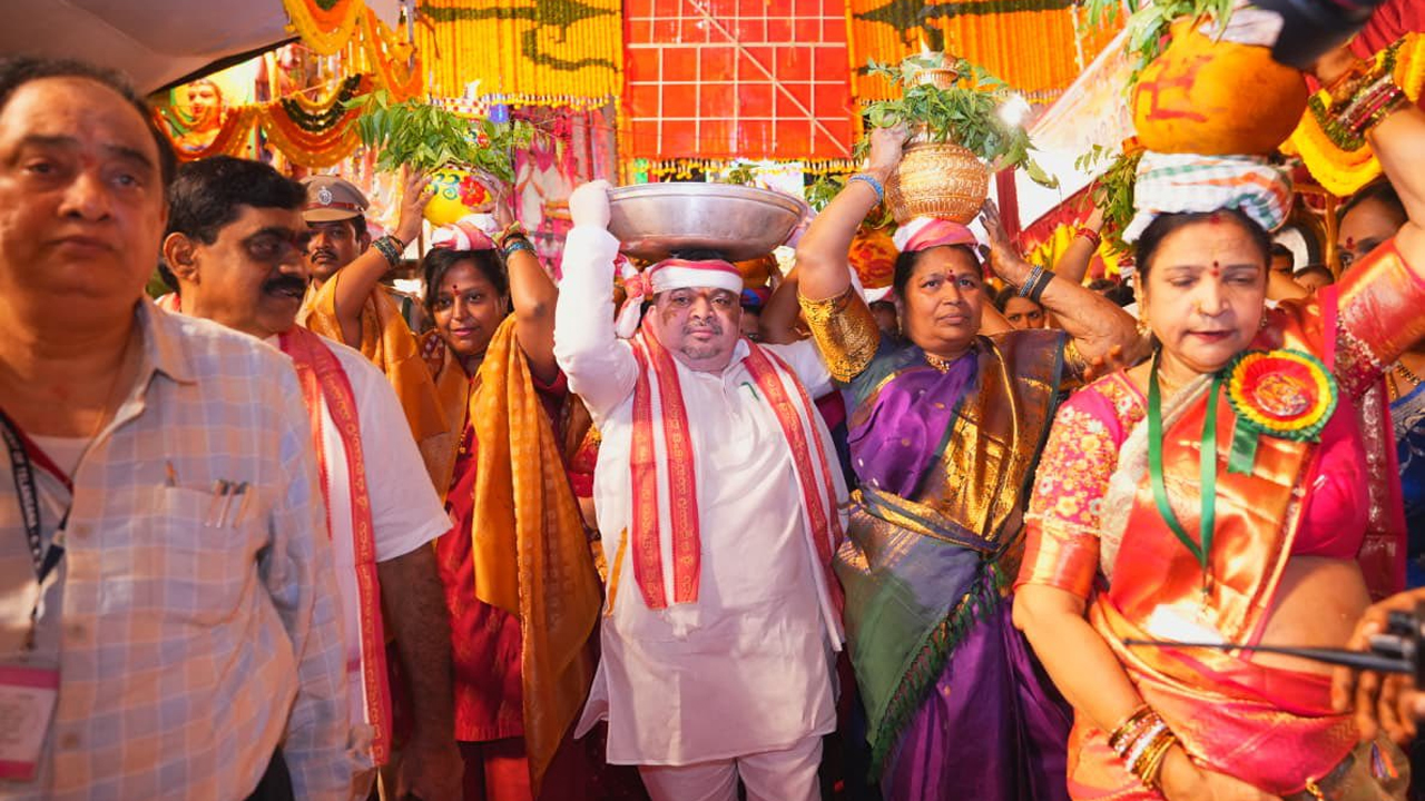 Laskhar Bonalu | లష్కర్ బోనాల జాతర షురూ.. ఉజ్జయిని మహంకాళి ఆలయానికి పోటెత్తిన భక్తులు