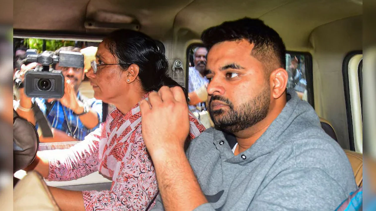Prajwal Revanna: జైలులో ఫోన్‌తో దొరికిన మాజీ ఎంపీ ప్ర‌జ్వ‌ల్ రేవ‌న్న‌.. జైలు అధికారిపై వేటు