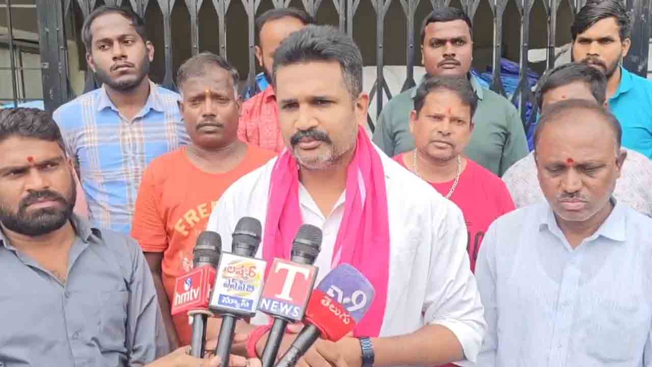 Manne Krishank | ఇందిరమ్మ చీరలు ఎలుకల పాలవుతున్నాయి : మన్నె క్రిషాంక్
