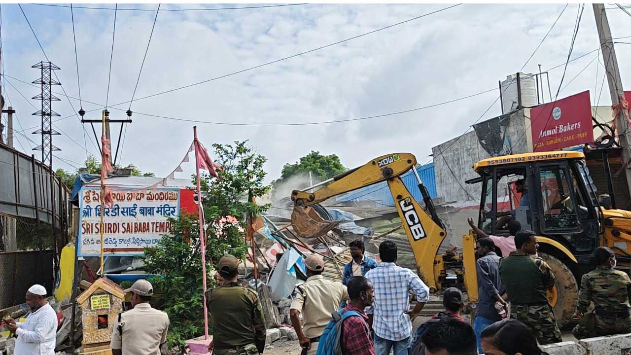 సాయిబాబా నగర్‌పైకి బుల్డోజర్లు