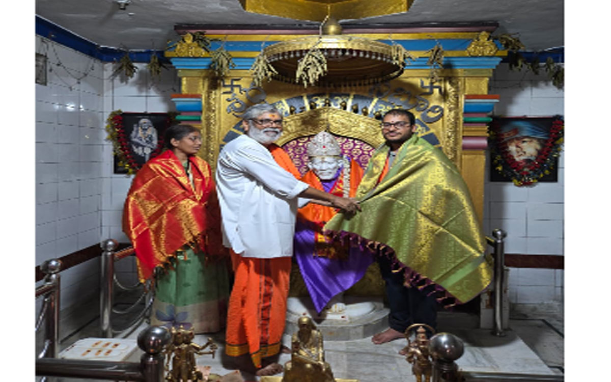 రాజీవ్‌న‌గ‌ర్ సాయినాథుడికి వెండి కిరీటం బహూకరణ