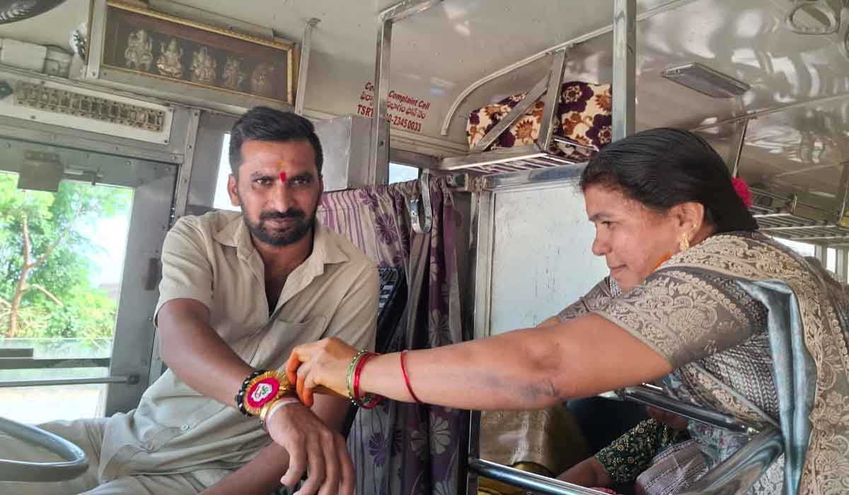 RTC driver | రేణిగుంటలో విధులకు హాజరైన ఆర్టీసీ డ్రైవర్‌కు రాఖీ కట్టిన సోదరి