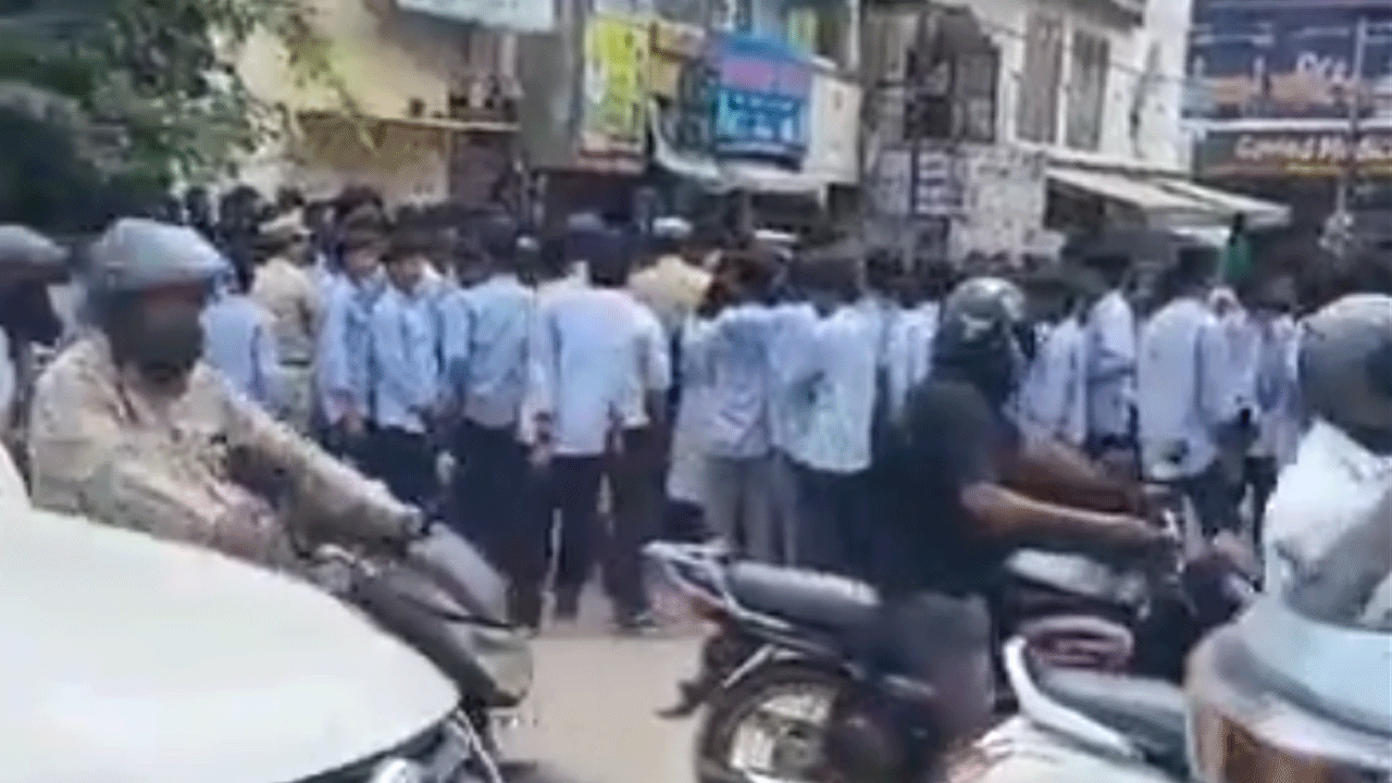 Polytechnic students | రామంతాపూర్‌లో పాలిటెక్నిక్ విద్యార్థుల ఆందోళన.. భారీగా ట్రాఫిక్ జామ్ : వీడియో
