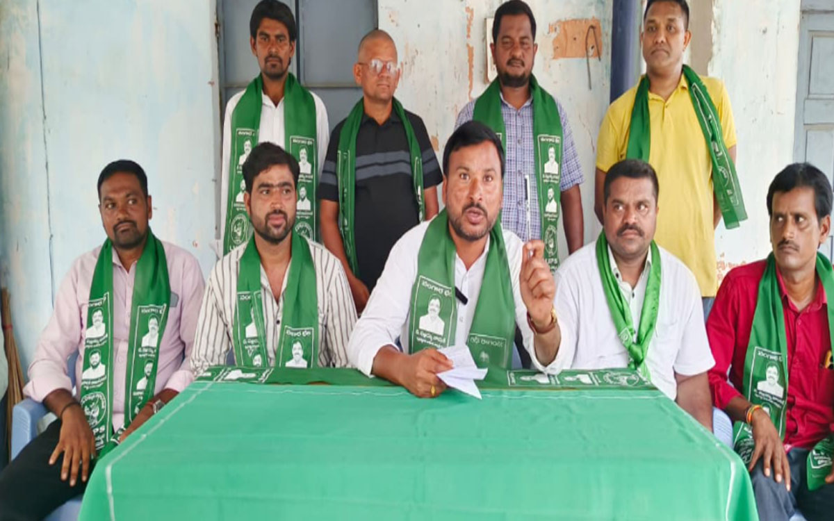 ‘లంబాడీల వ్యతిరేకి సీతక్కను మంత్రి పదవి నుండి తొలగించాలి’