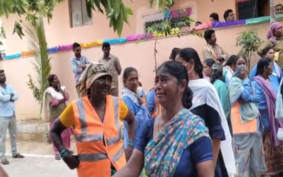 ఉద్యోగాలు తొలగించడంపై త‌ల్లీకూతురు నిరసన