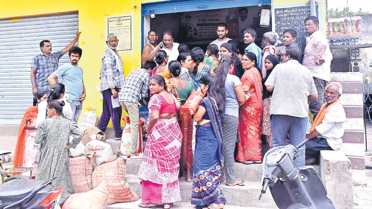 పరేషన్‌.. మూడు నెలల బియ్యం పంపిణీలో ముందస్తు ప్రణాళిక లేక గందరగోళం