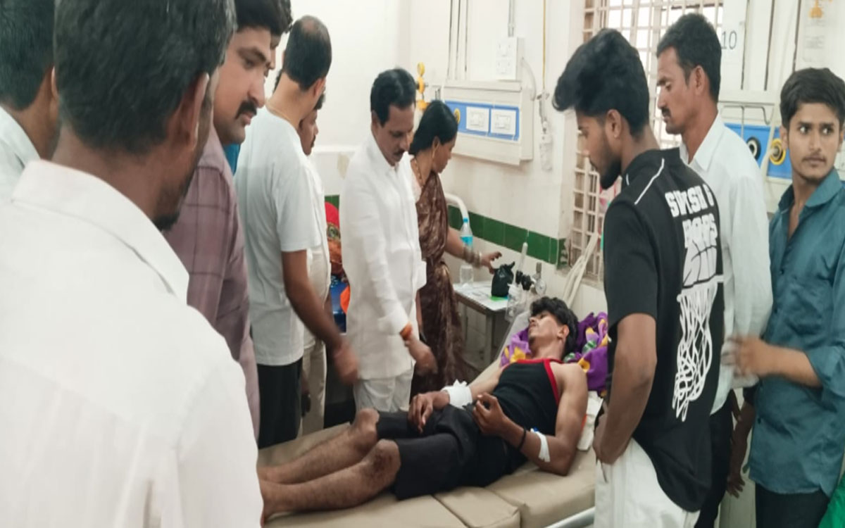 కేతావత్ మహేశ్‌కు మాజీ ఎమ్మెల్యే రవీంద్ర కుమార్ ప‌రామ‌ర్శ‌