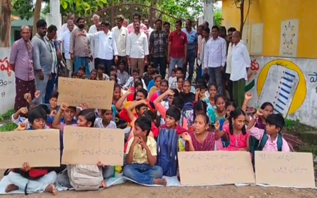 ‘మా టీచర్‌ మాకే కావాలి’