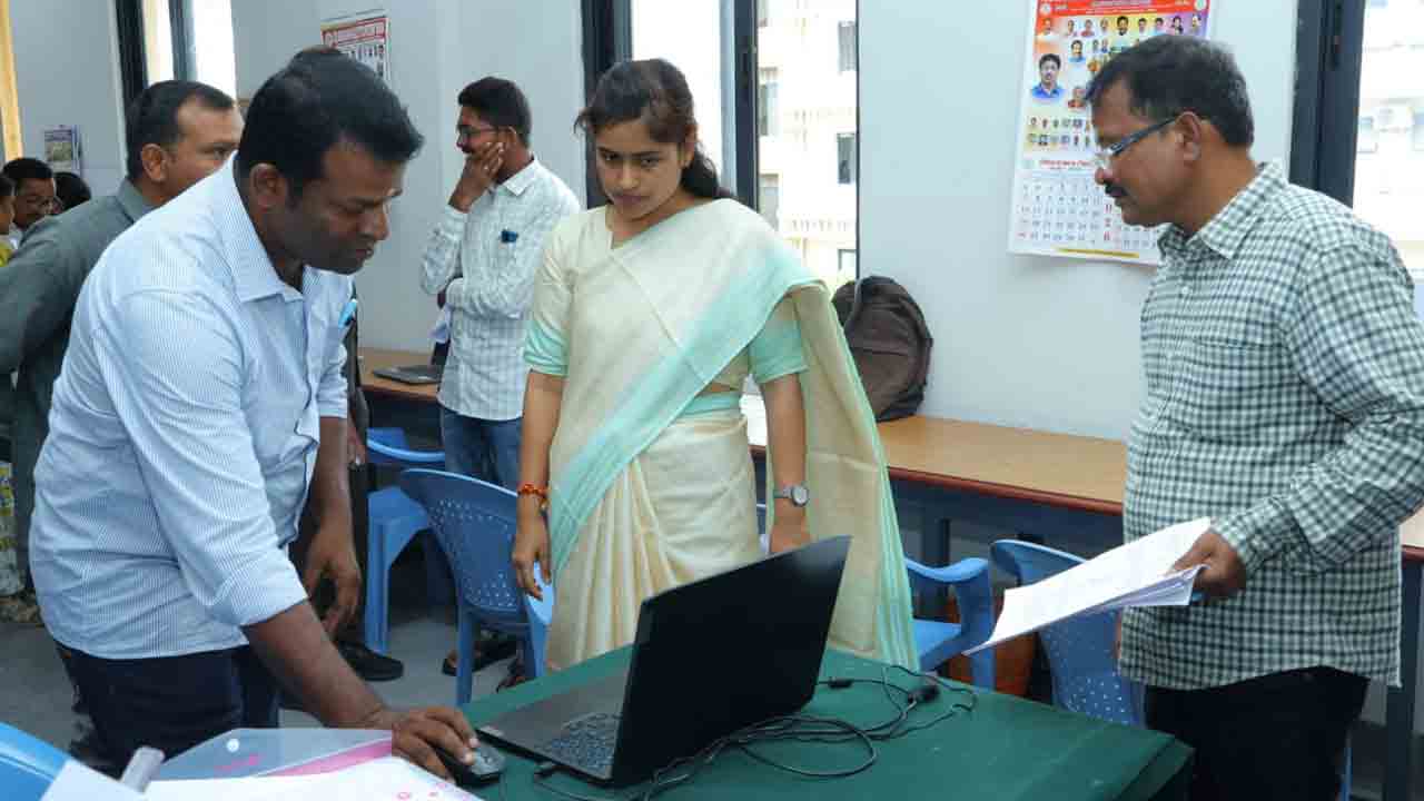 భూముల రీ సర్వే వివరాలను పకడ్బందీగా నమోదు చేయాలి : కలెక్టర్‌ చాహత్‌ బాజ్‌ పాయి