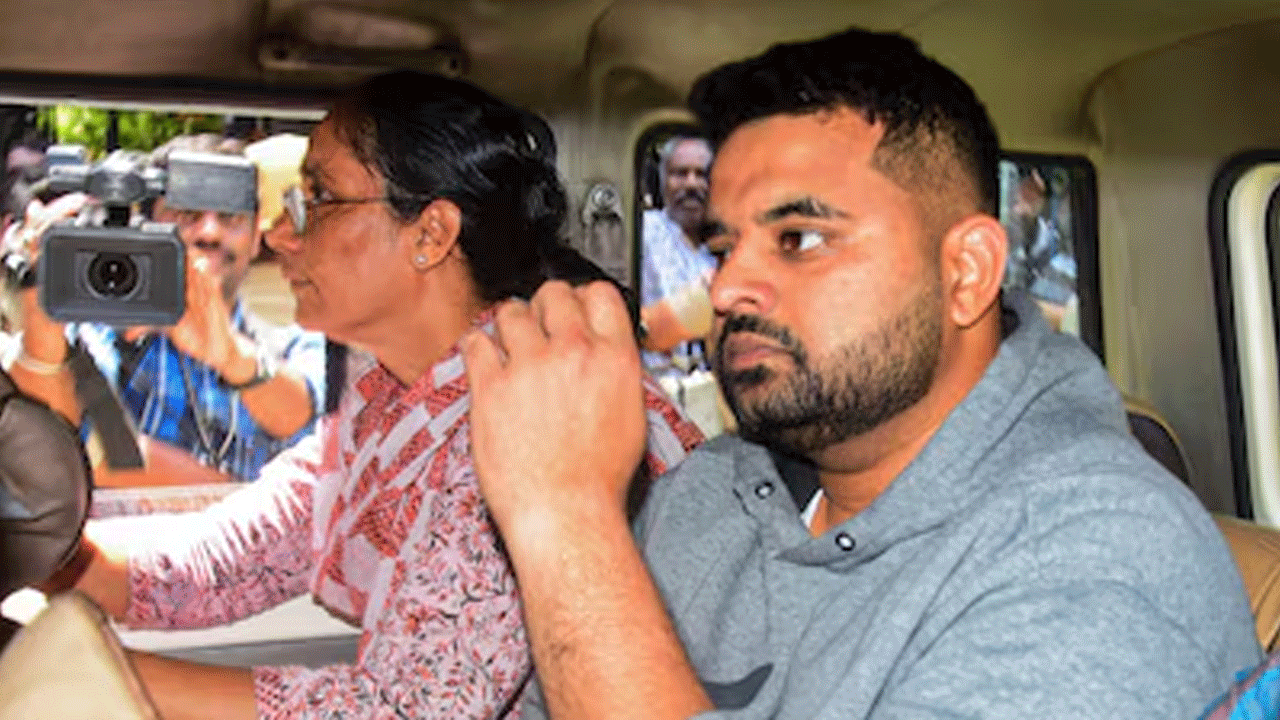 Prajwal Revanna | జైలులో ప్ర‌జ్వ‌ల్ రేవ‌ణ్ణ సెల్‌ఫోన్‌లో 90 నీలి చిత్రాలు..! షాక్ అయిన అధికారులు