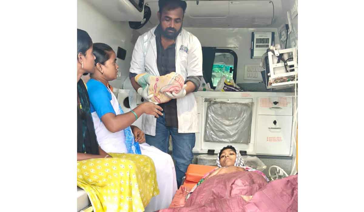 Thandriyala | తండ్రియాలలో 108లో డెలివరీ చేసిన సిబ్బంది