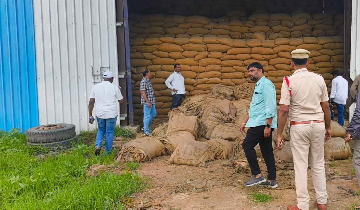 Mallapur | మొగిలిపేటలో రైస్ మిల్లును తనిఖీ చేసిన విజిలెన్స్ అధికారులు