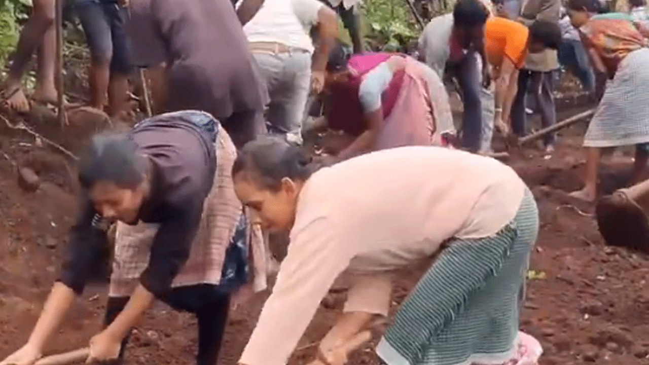 AP News | కూటమి ప్రభుత్వం రోడ్డు వేయ‌లేద‌ని.. సొంతంగా దారి నిర్మించుకున్న గ్రామ‌స్తులు : వీడియో