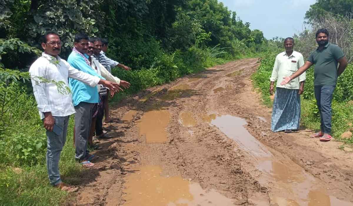 Sand Tractors | ఇసుక ట్రాక్టర్లతో ఇబ్బందులు పడుతున్నాం.. గొల్లపల్లెవాసుల ఆందోళన