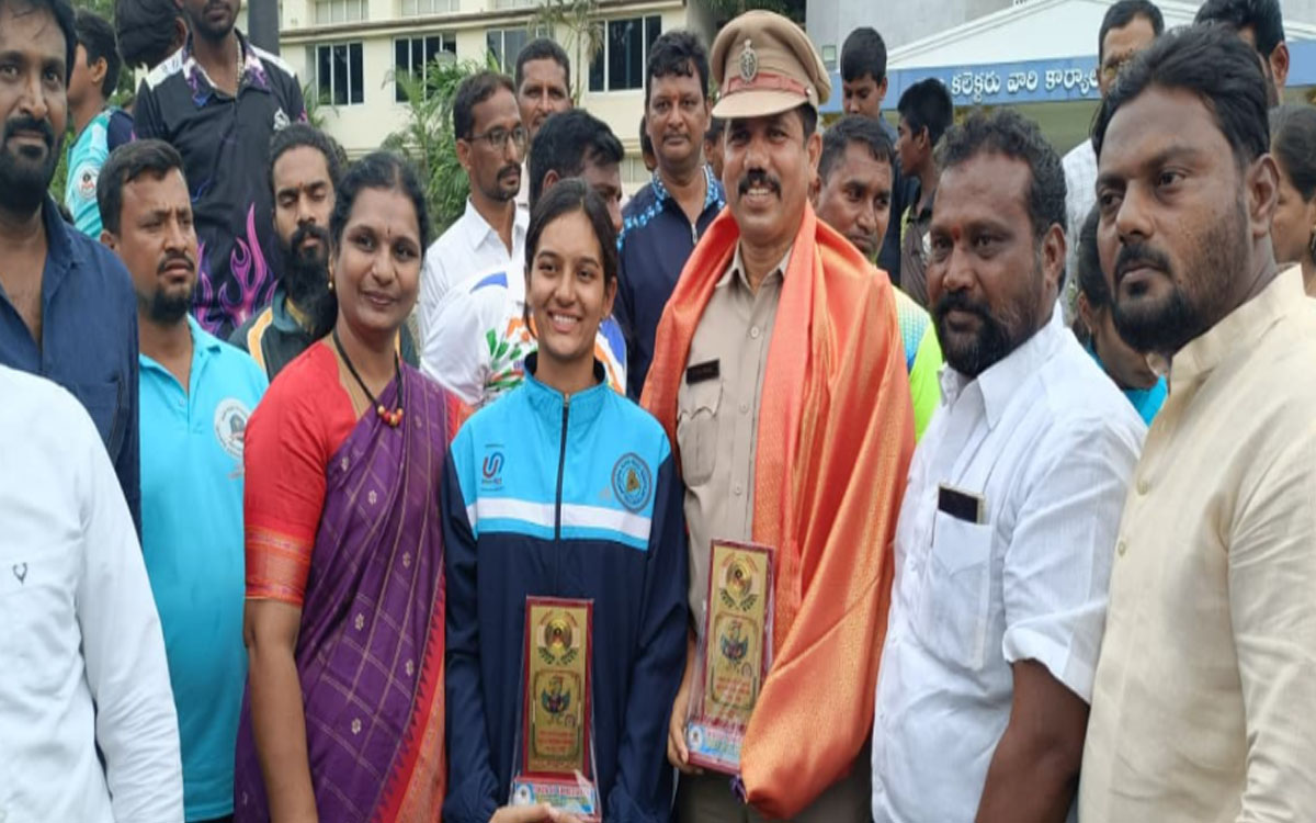 జాతీయస్థాయి ఖో ఖో క్రీడాకారిణి రోహిత‌కు సత్కారం