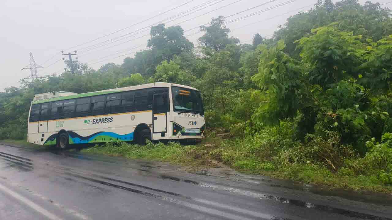 RTC electric bus | అదుపుతప్పి చెట్ల పొదల్లోకి దూసుకెళ్లిన ఆర్టీసీ ఎలక్ట్రిక్‌ బస్సు