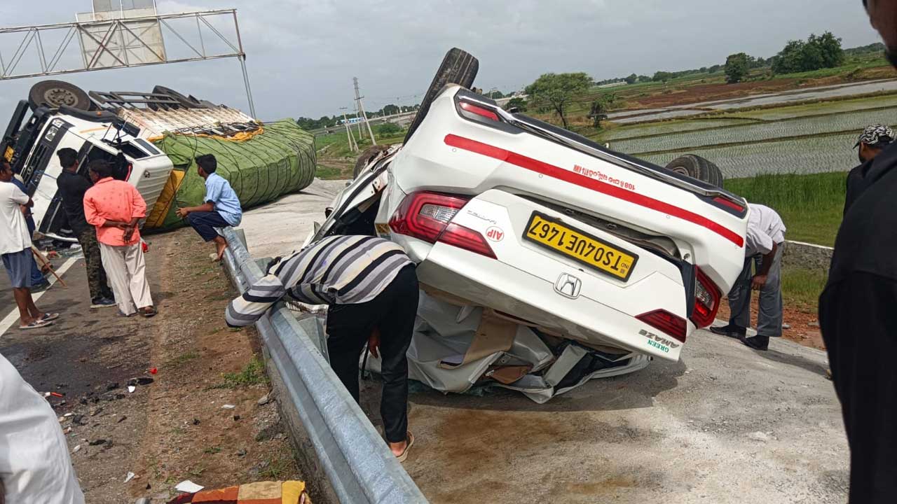 పచ్చని రహదారిపై రక్తపు చారలు