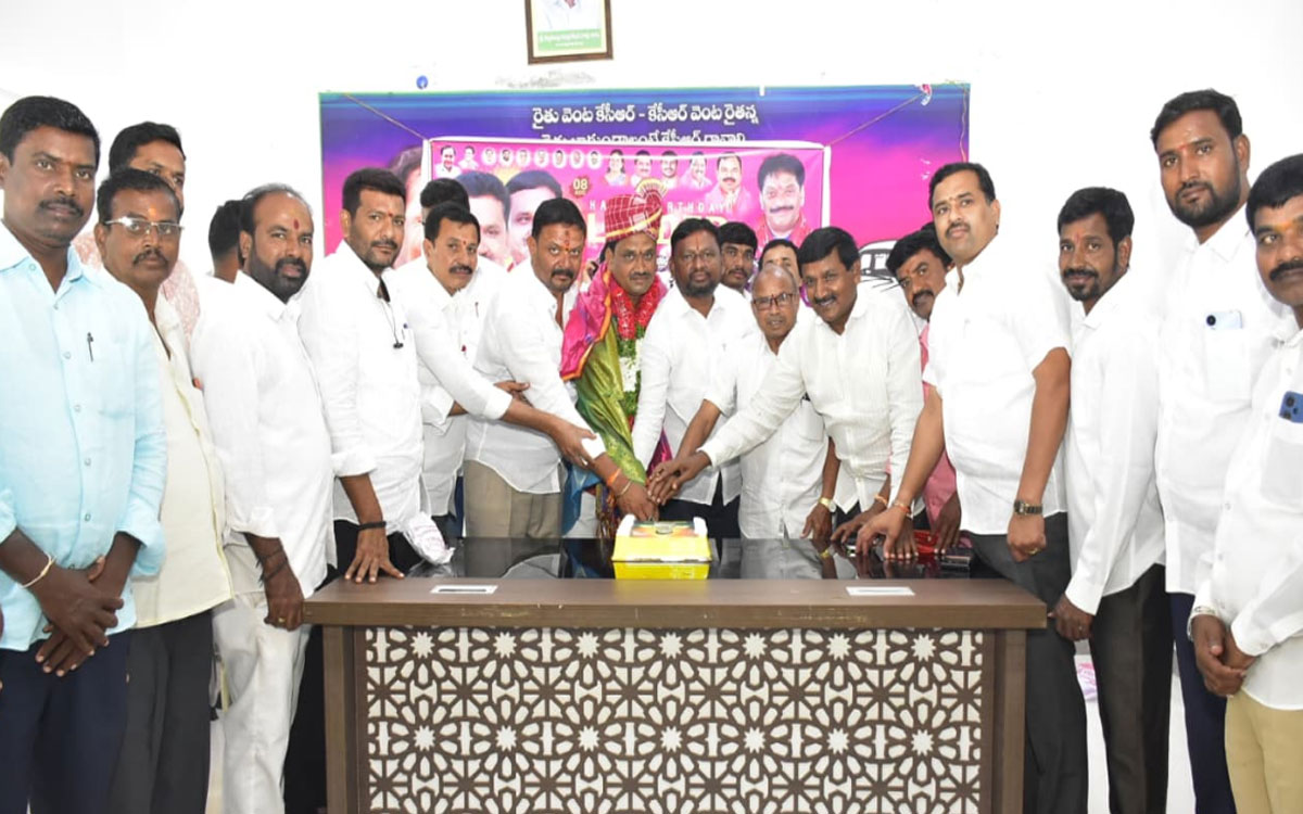 ఘనంగా డాక్టర్ ర్యాకల శ్రీనివాస్ జన్మదిన వేడుకలు