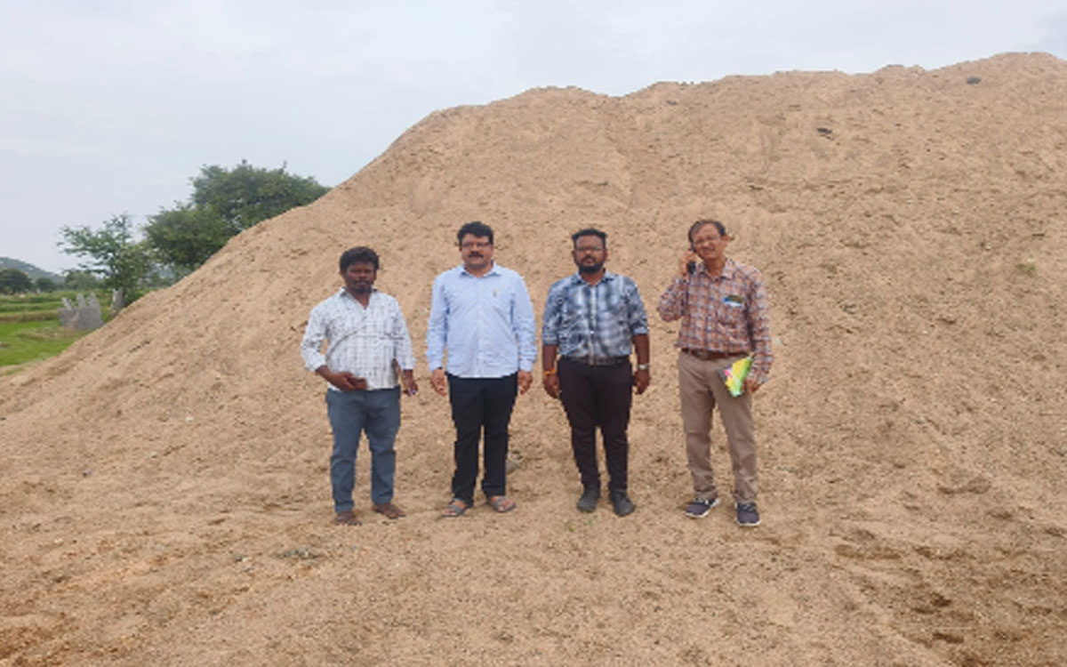 జాజిరెడ్డిగూడెంలో ఇసుక డంపు సీజ్