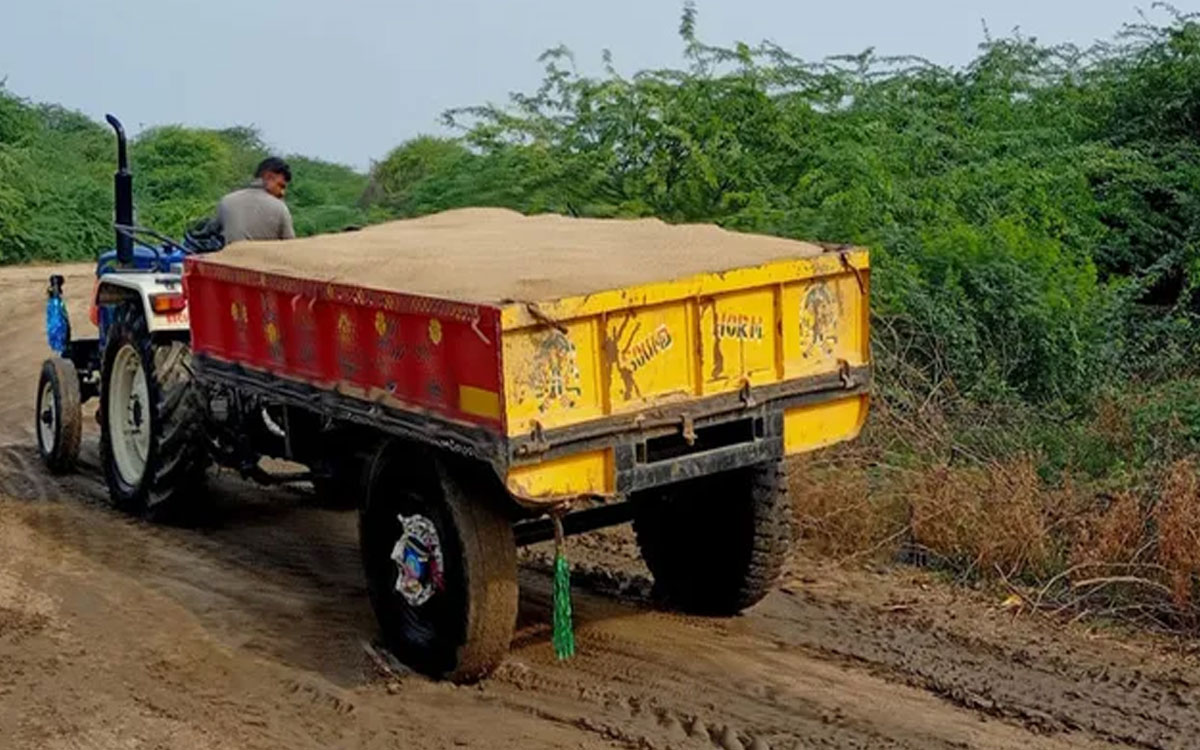 ఇసుక ట్రాక్టర్ పట్టివేత