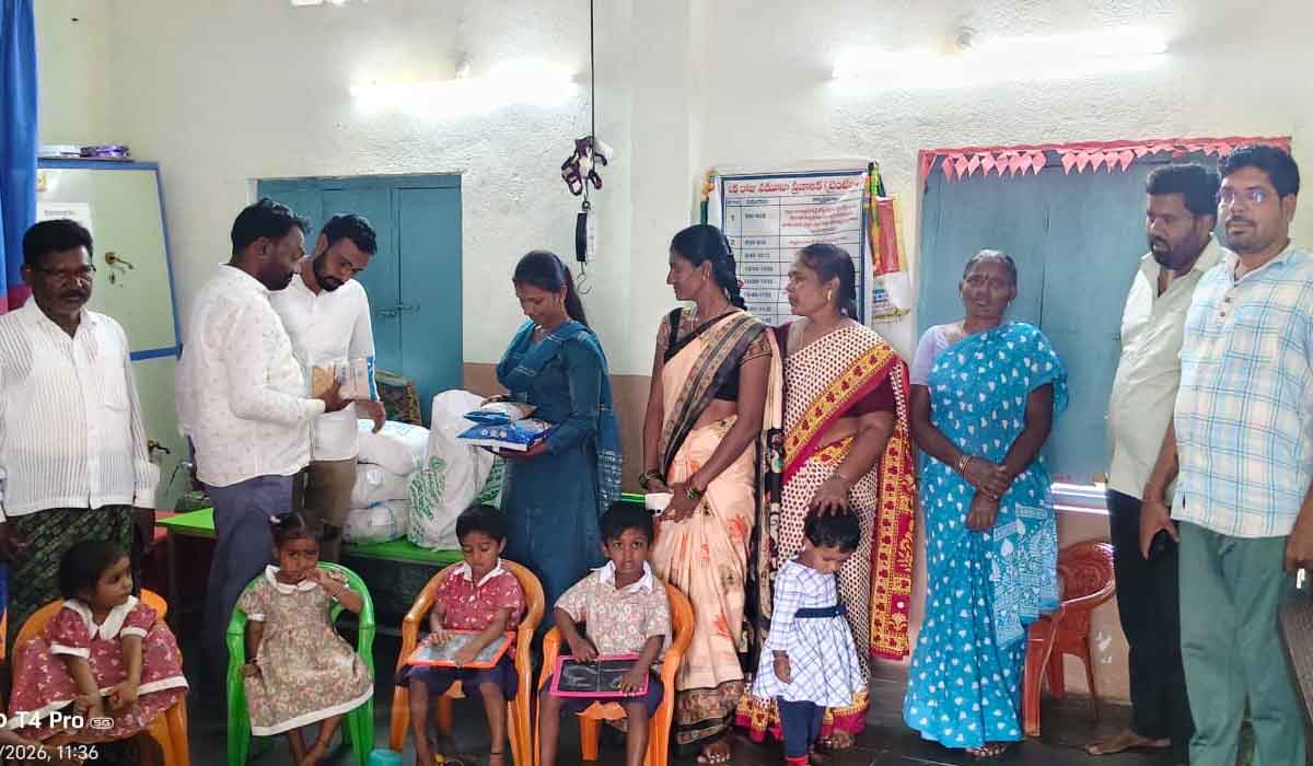 Dharmapuri | కొత్తూరు పాఠశాలలను తనిఖీ చేసిన సర్పంచ్.. పాలకవర్గ సభ్యులతో కలిసి మధ్యాహ్న భోజనం చేసిన సంగీత