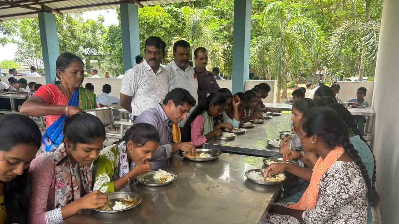 చదువుతోనే ఉజ్వల భవిష్యత్తు : ఎమ్మెల్యే సంజయ్ కల్వకుంట్ల