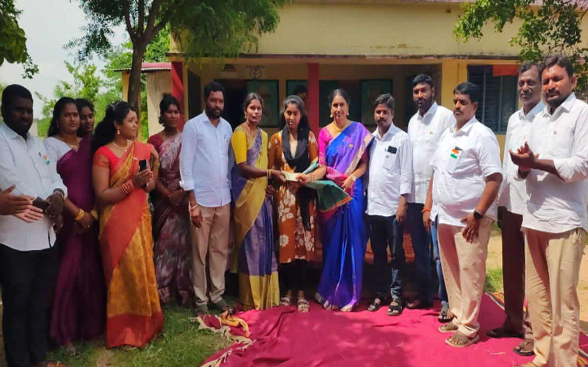 పది ఫలితాల్లో ప్రతిభ కనబరిచిన విద్యార్థినికి రూ.25 వేల ఆర్థిక సాయం