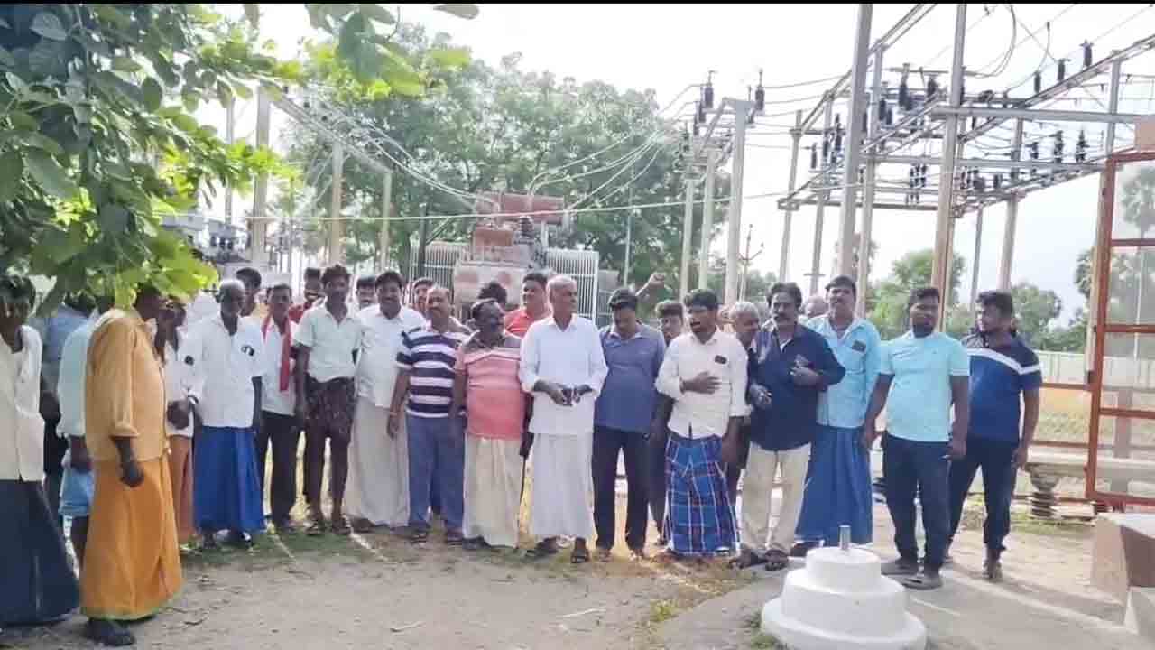 కరెంట్ సరఫరా చేయాలని సబ్‌స్టేషన్‌ను ముట్టడించిన గ్రామస్తులు