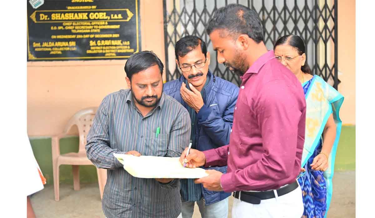 Jagityal | జగిత్యాలలో ఈవీఎం గోదాం తనిఖీ.. భద్రత ఏర్పాట్లు, సీసీ కెమెరాల పనితీరును పరిశీలించిన కలెక్టర్ సత్యప్రసాద్