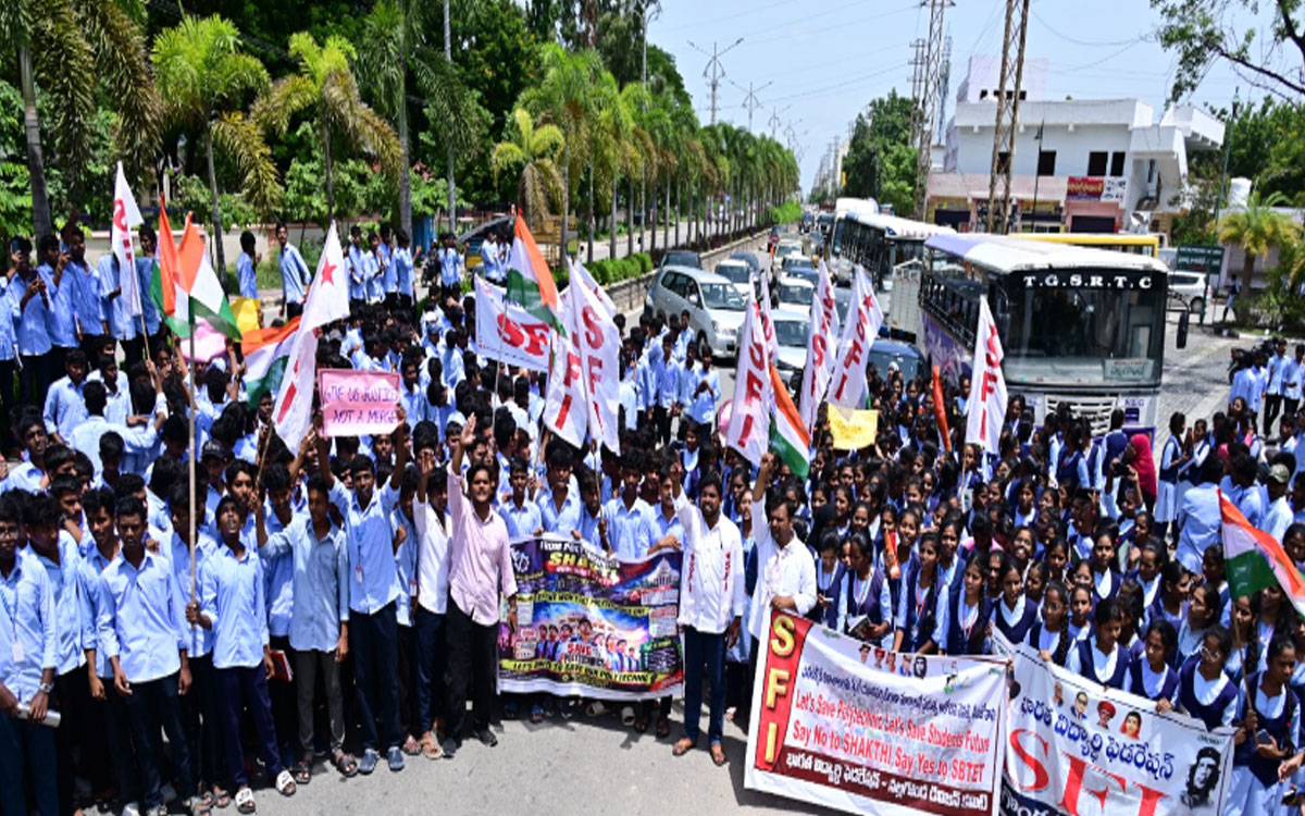 నల్లగొండలో కదం తొక్కిన విద్యార్థులు, ఎస్ఎఫ్ఐ నేతలు