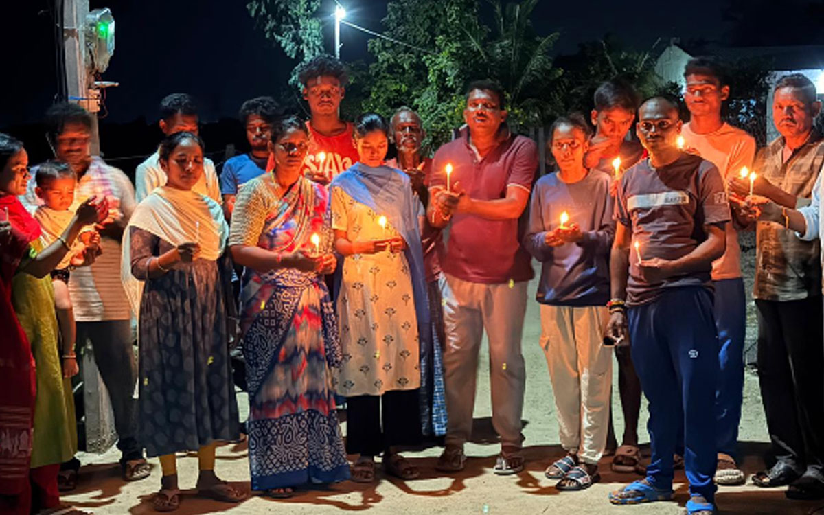 ఆదివాసీ బిడ్డ శిరీష మృతికి కొవ్వొత్తులతో నిరసన