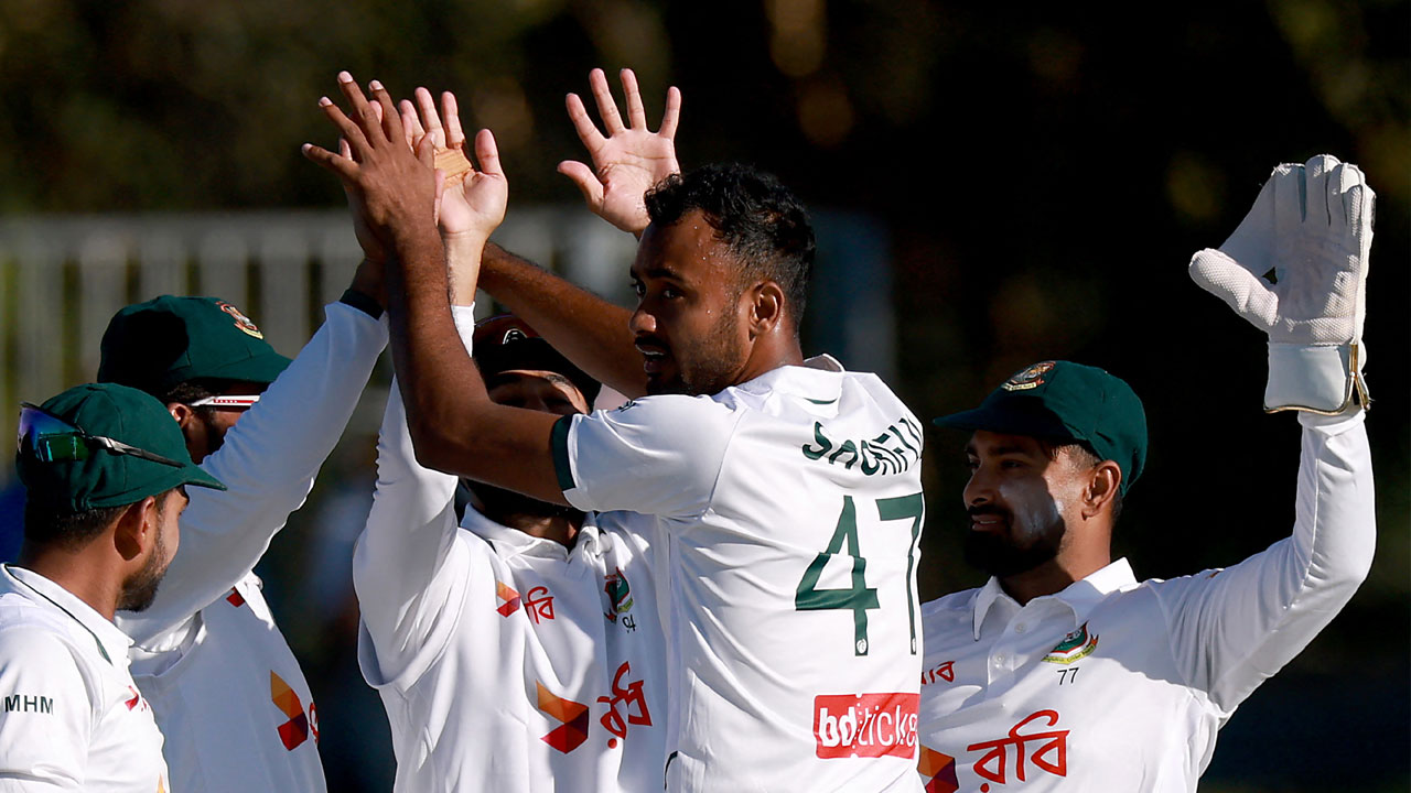 AUSvBAN: ఆరేసిన స్టార్క్‌, ఇస్లామ్‌.. తొలి రోజే కూలిన 18 వికెట్లు