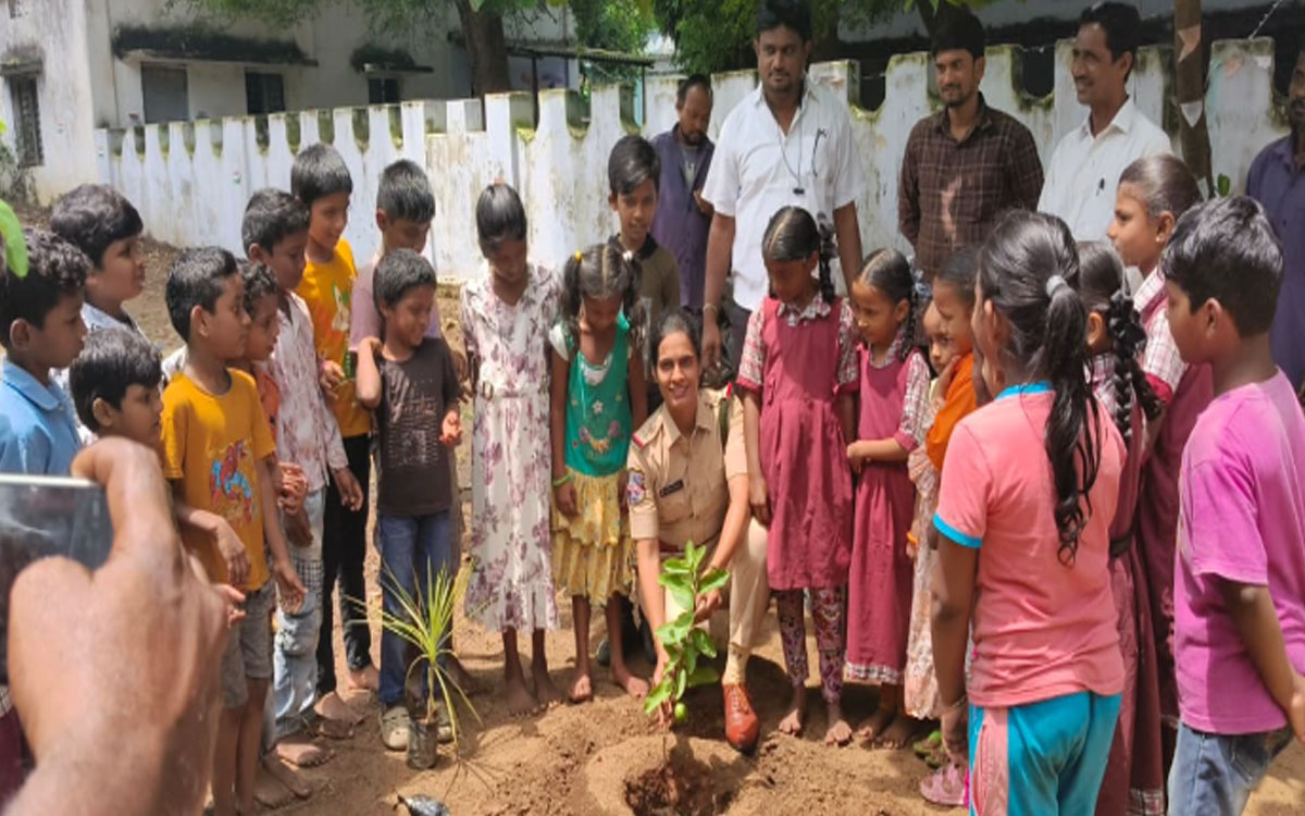 మొక్క‌ల‌తో మ‌న భ‌విష్య‌త్ : షీ టీం ఎస్ఐ రమాదేవి