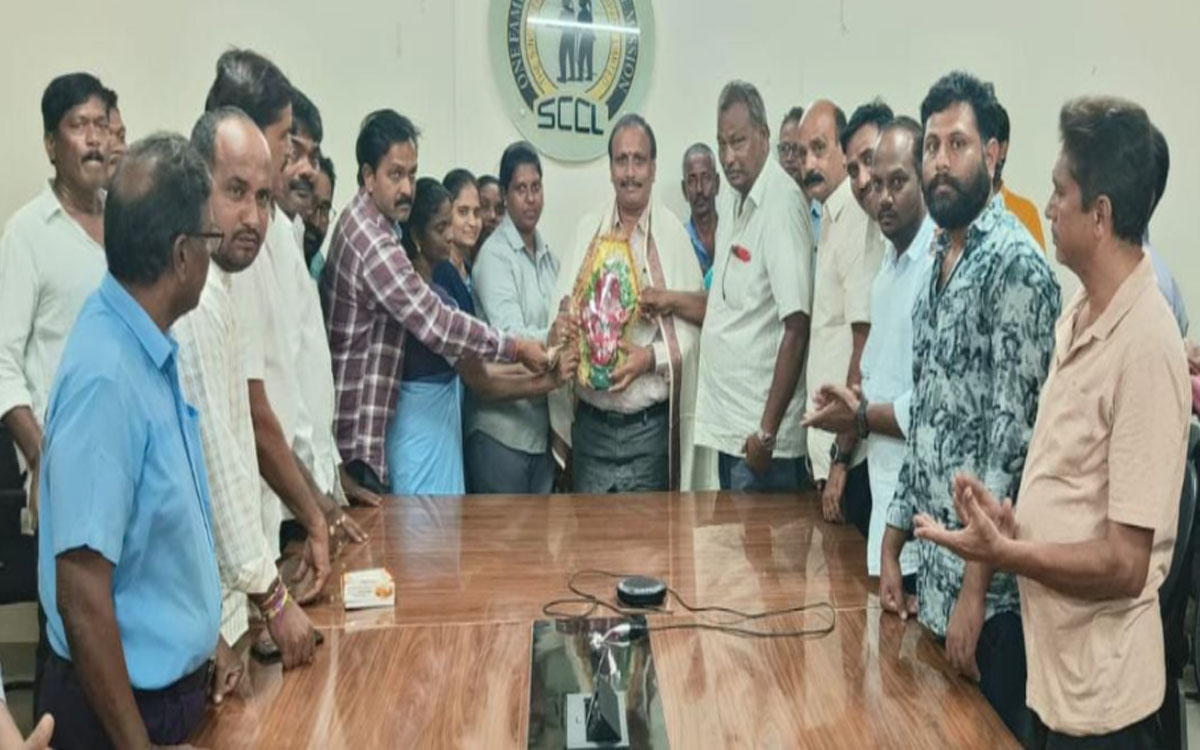 ‘ఉత్పత్తి–ఉత్పాదకతతో పాటు కార్మికుల సంక్షేమానికి పెద్దపీట వేయాలి’
