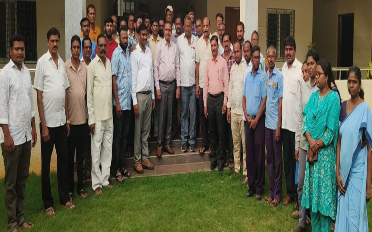 'ఉత్పత్తి–ఉత్పాదకతతో పాటు కార్మికుల సంక్షేమానికి పెద్దపీట వేయాలి'