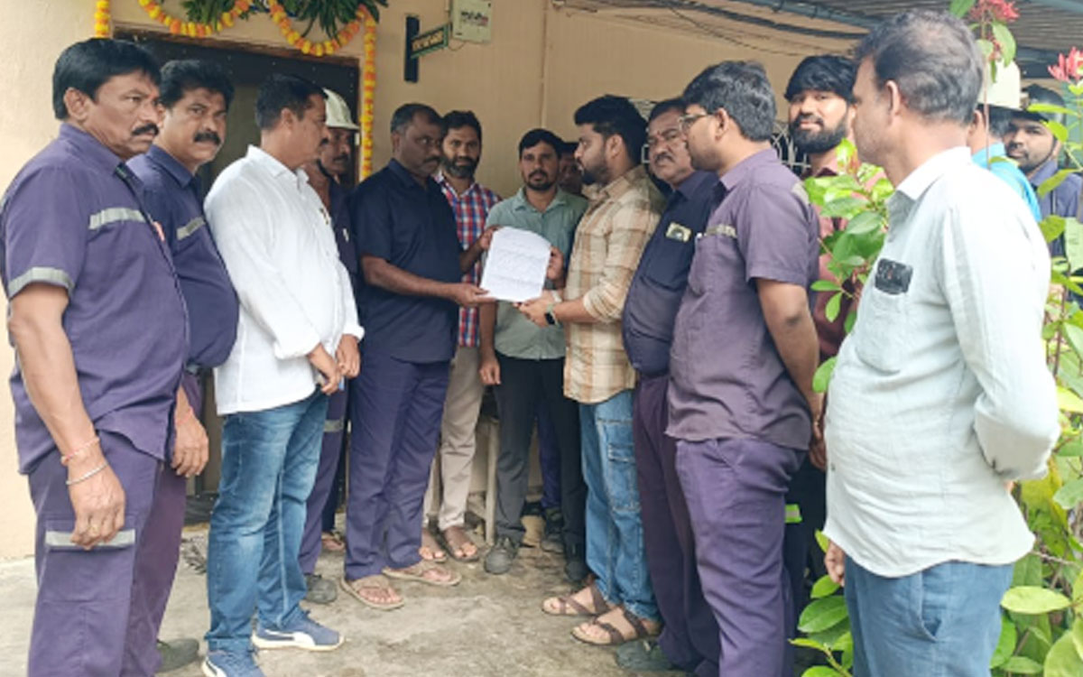 సింగరేణి ఆస్ప‌త్రిలో నిర్లక్ష్యంపై కార్మికుల ఆగ్రహం