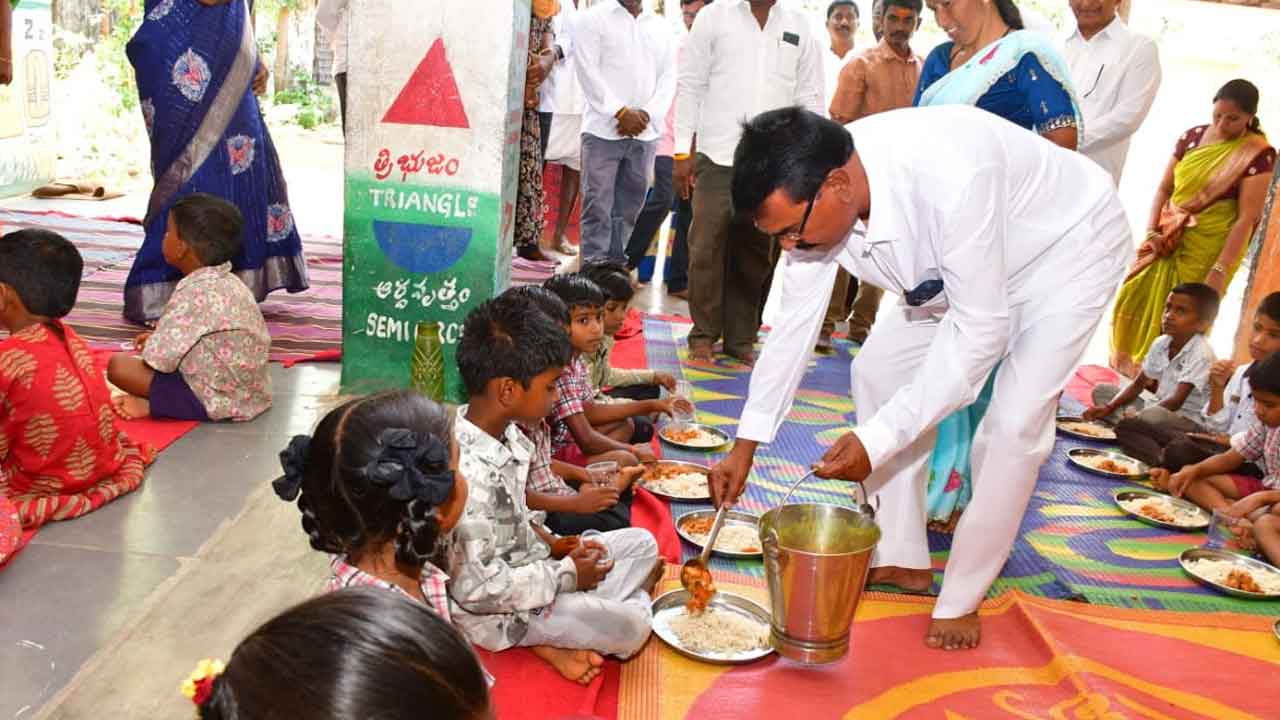 మాట ఇచ్చారు.. విద్యార్థులతో మమేకమయ్యారు